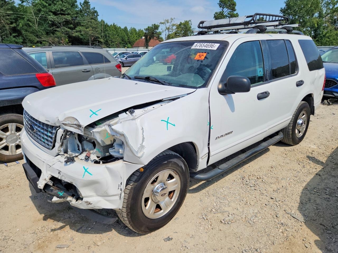 Vue de 2004 FORD EXPLORER XLT, angle 1