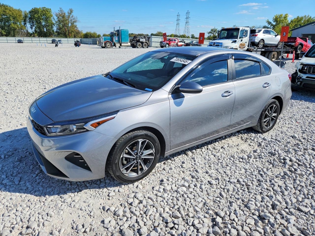 Vue de 2024 KIA FORTE LXS, angle 1