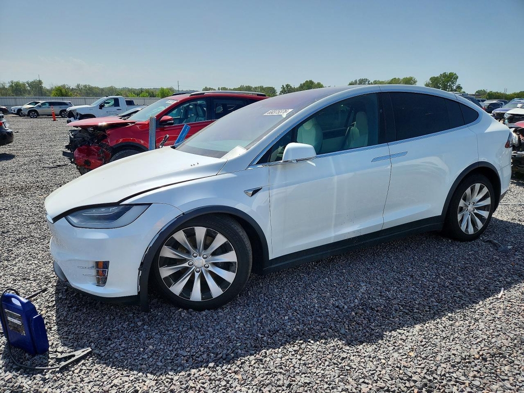 Vue de 2020 TESLA MODEL X, angle 1