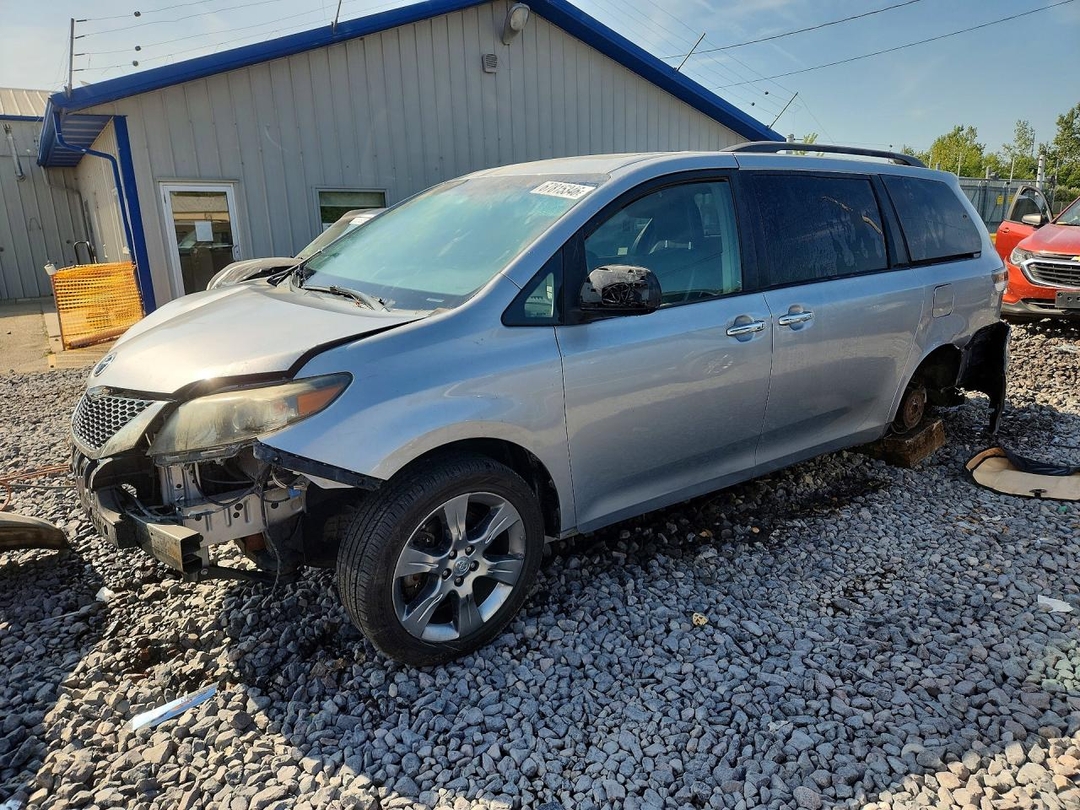 Vue de 2014 TOYOTA SIENNA SPORT, angle 1