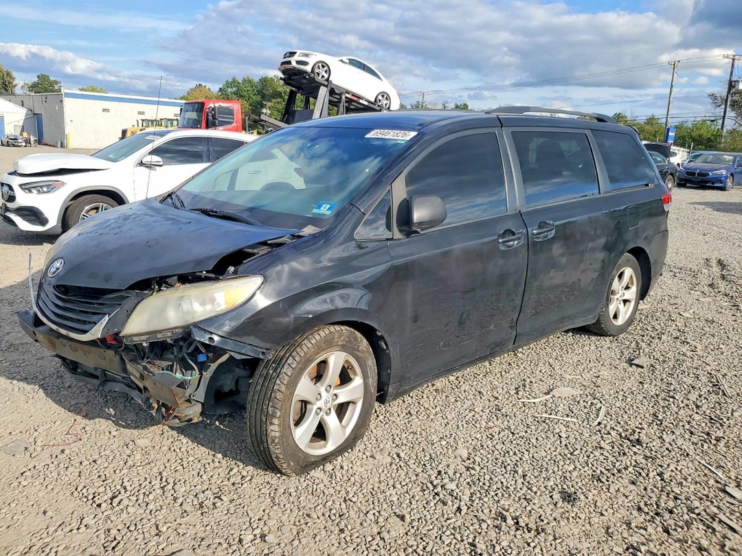 Vue de 2011 TOYOTA SIENNA LE, angle 1