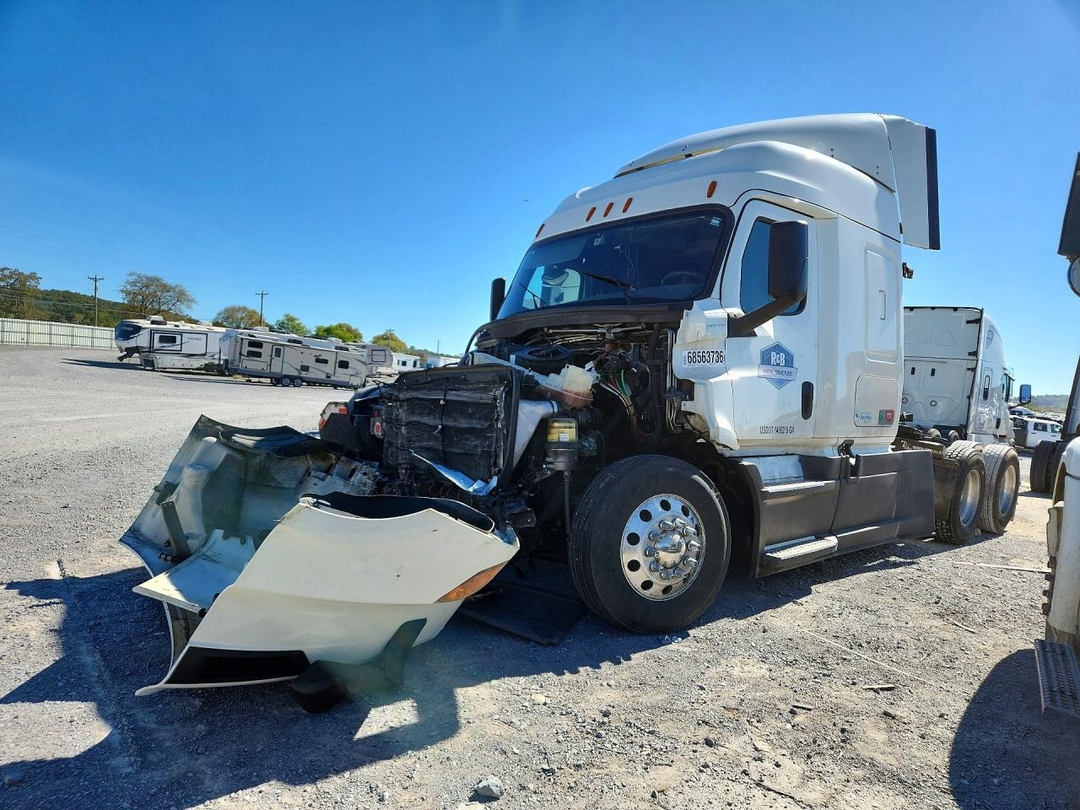 منظر 2019 FREIGHTLINER CASCADIA 116 SEMI TRUCK، زاوية 1