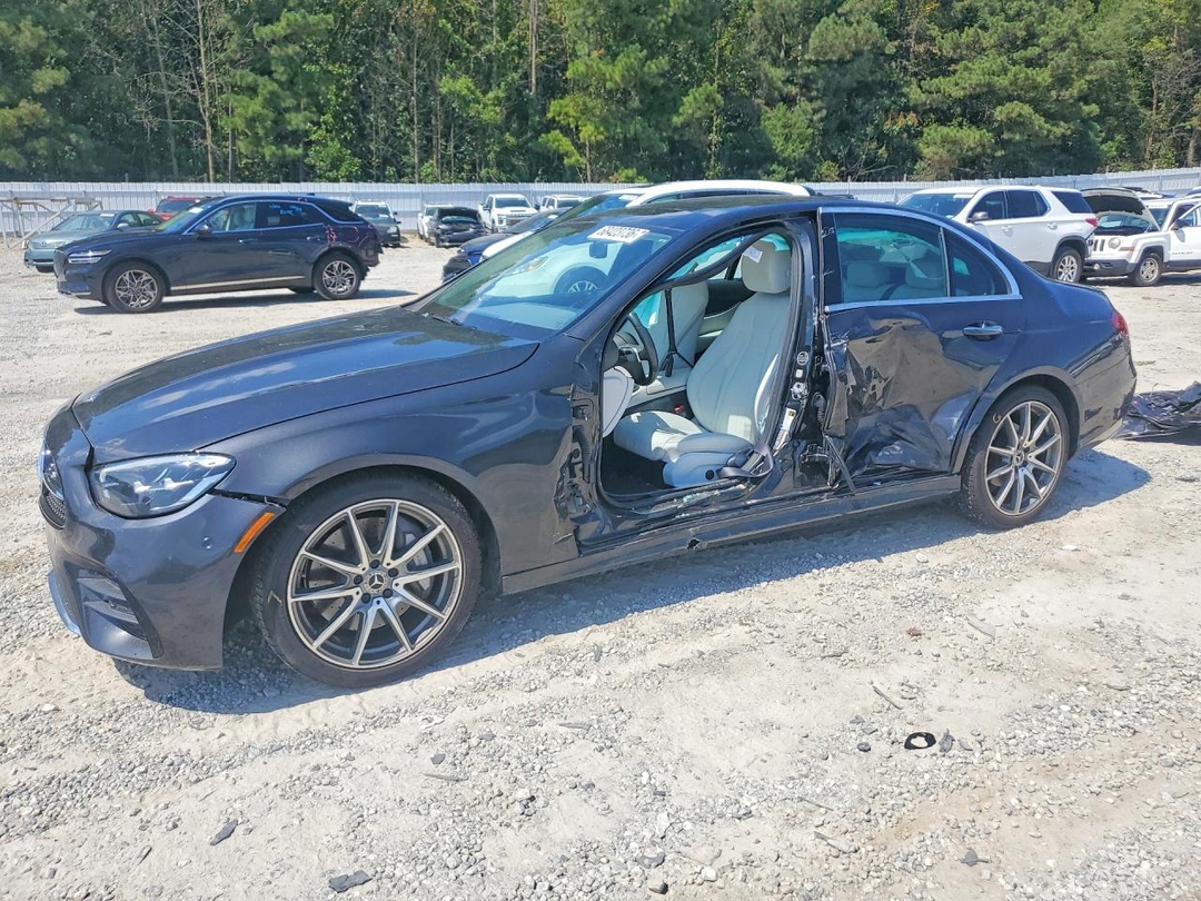 Vue de 2021 MERCEDES-BENZ E 350, angle 1