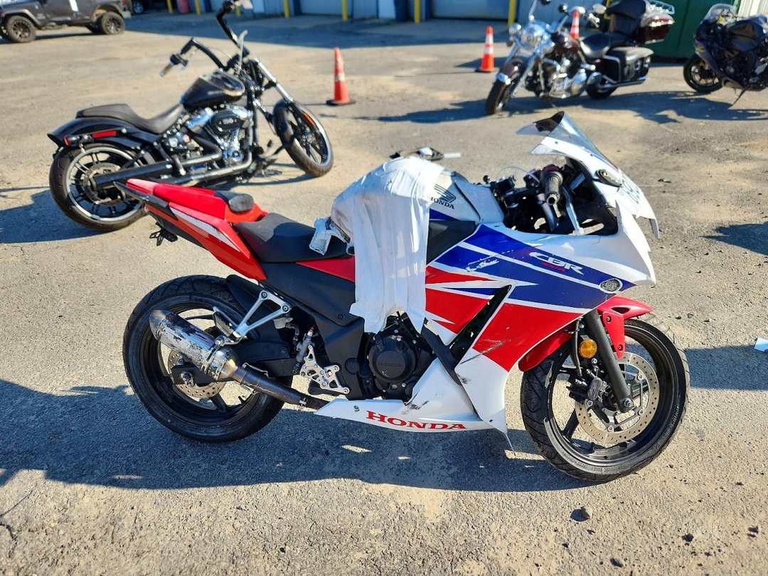 منظر 2015 HONDA CBR300 R، زاوية 1