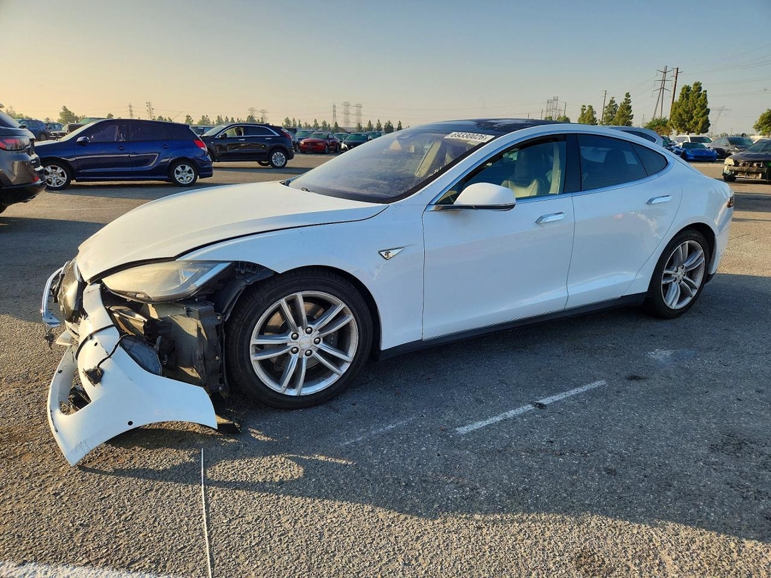 Вид 2016 TESLA MODEL S, угол 1