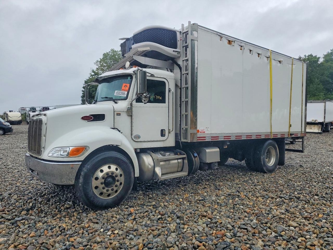 منظر 2023 PETERBILT 337 REFRIGERATED BOX TRUCK، زاوية 1