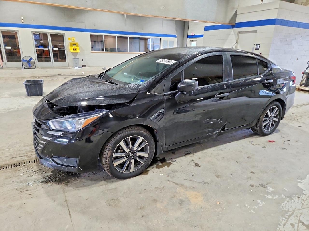 Vue de 2023 NISSAN VERSA S, angle 1