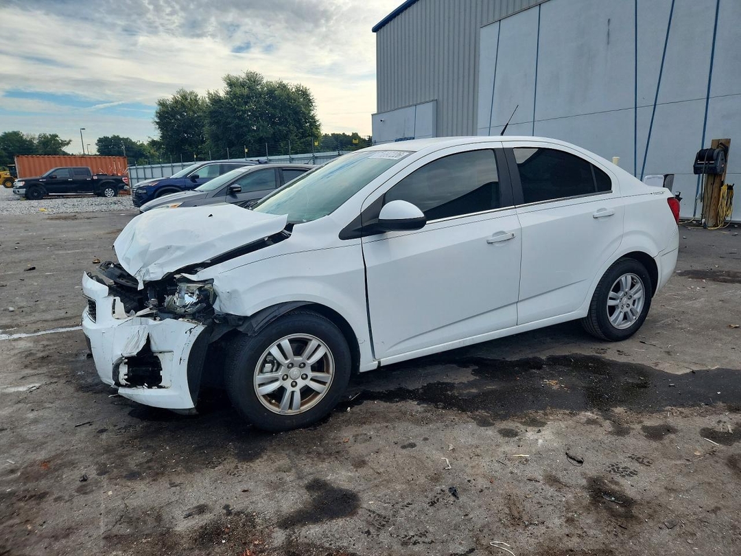 منظر 2014 CHEVROLET SONIC LT، زاوية 1