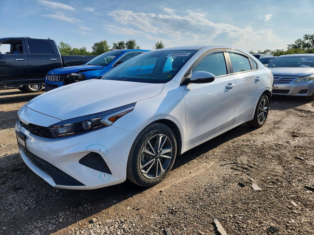 Vista de 2023 KIA FORTE LXS, ángulo 1