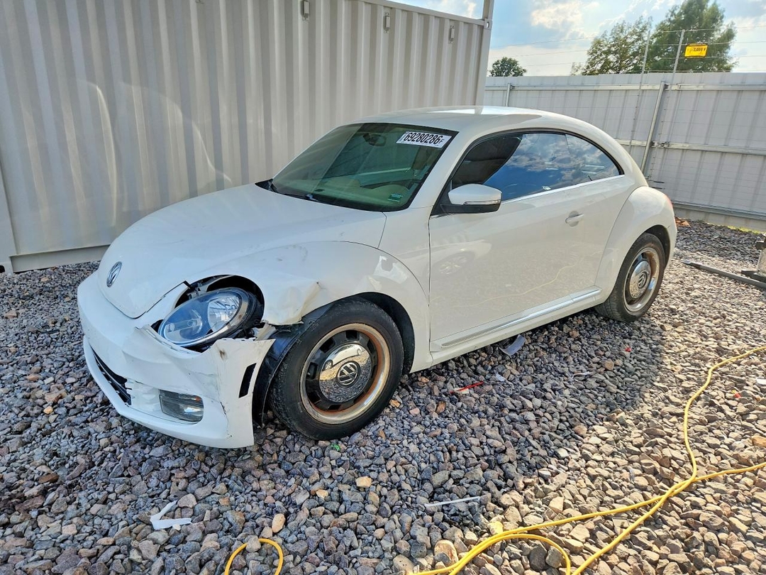 Vista de 2013 VOLKSWAGEN BEETLE, ángulo 1