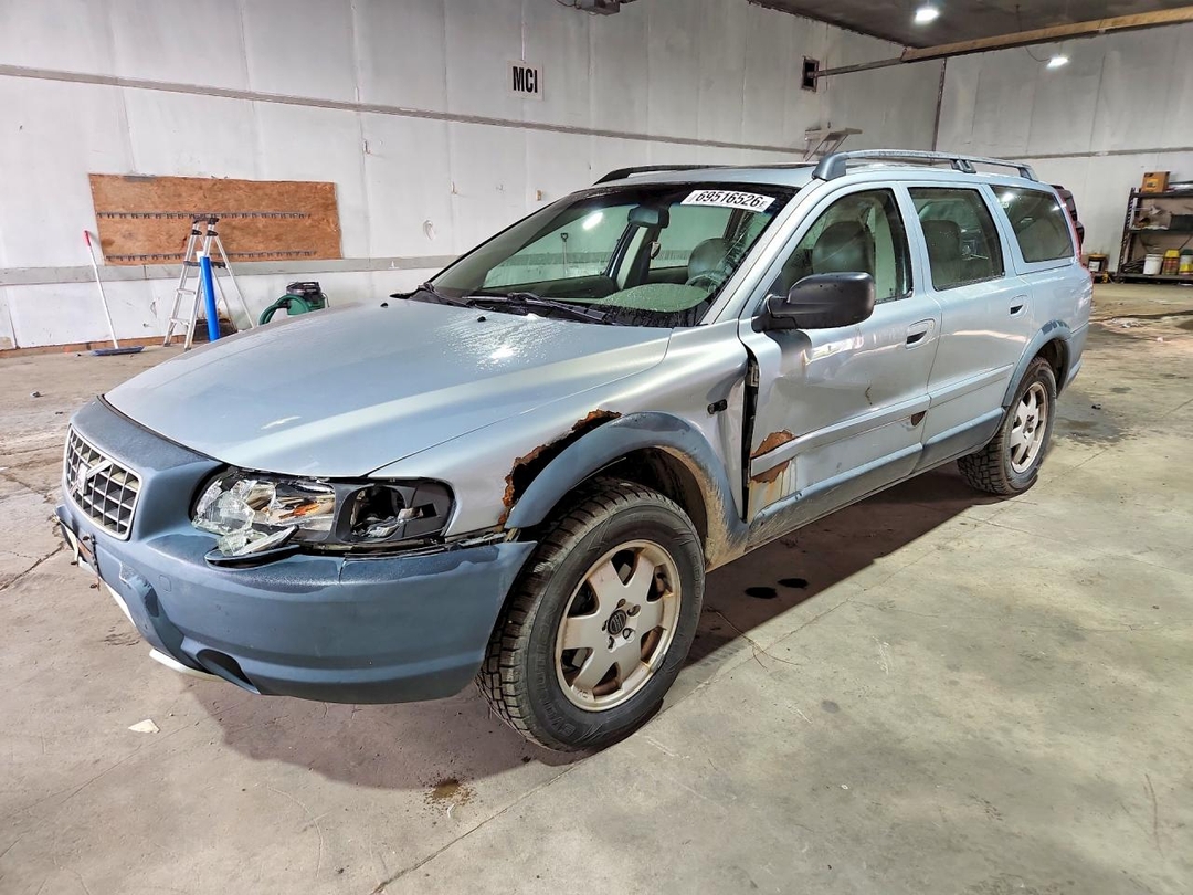 Vue de 2002 VOLVO V70 XC, angle 1