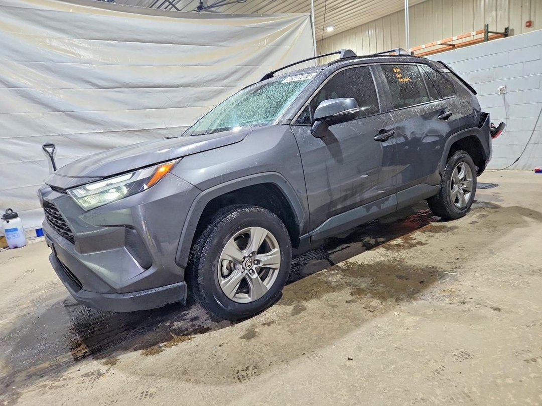 Вид 2024 TOYOTA RAV4 XLE, угол 1