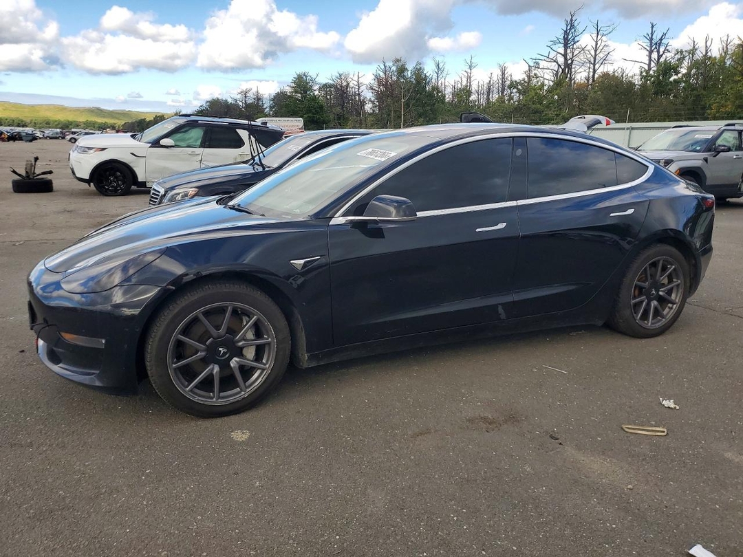 Vue de 2018 TESLA MODEL 3, angle 1