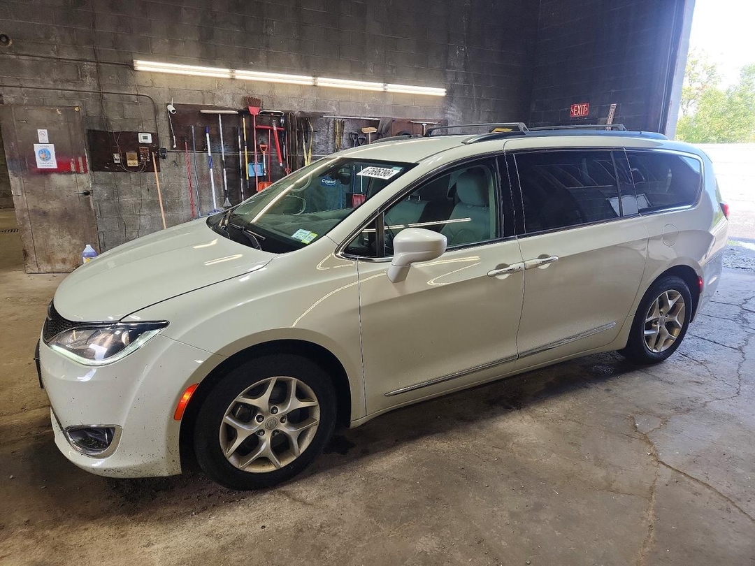 منظر 2017 CHRYSLER PACIFICA TOURING L، زاوية 1