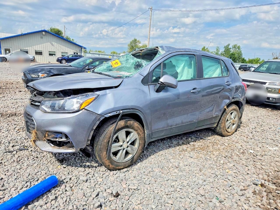 Вид 2020 CHEVROLET TRAX LS, угол 1