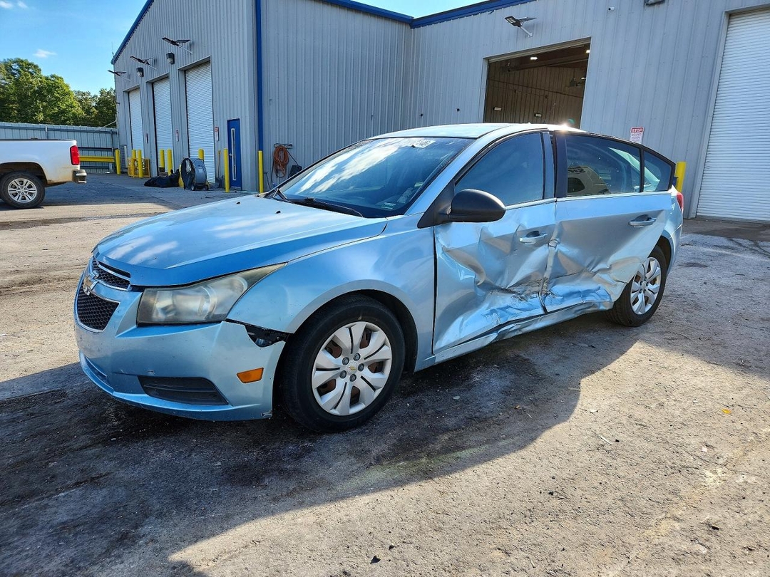 Vue de 2012 CHEVROLET CRUZE LS, angle 1