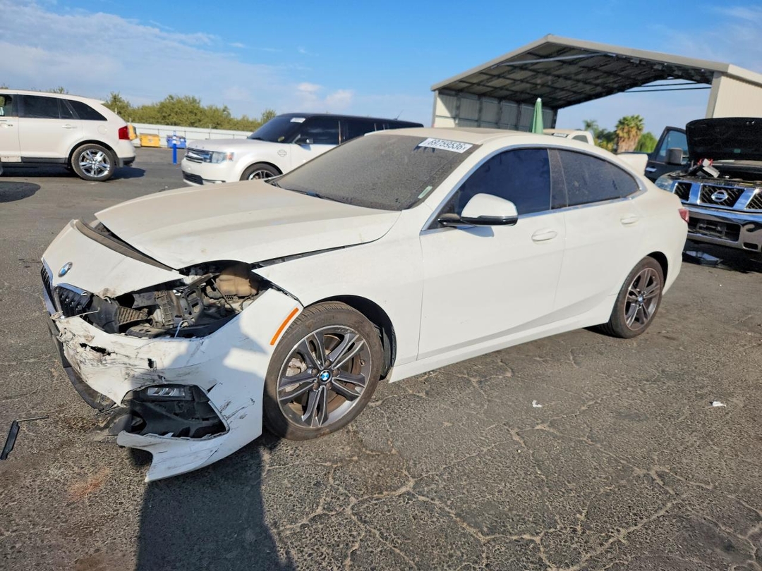 Vue de 2021 BMW 228XI, angle 1