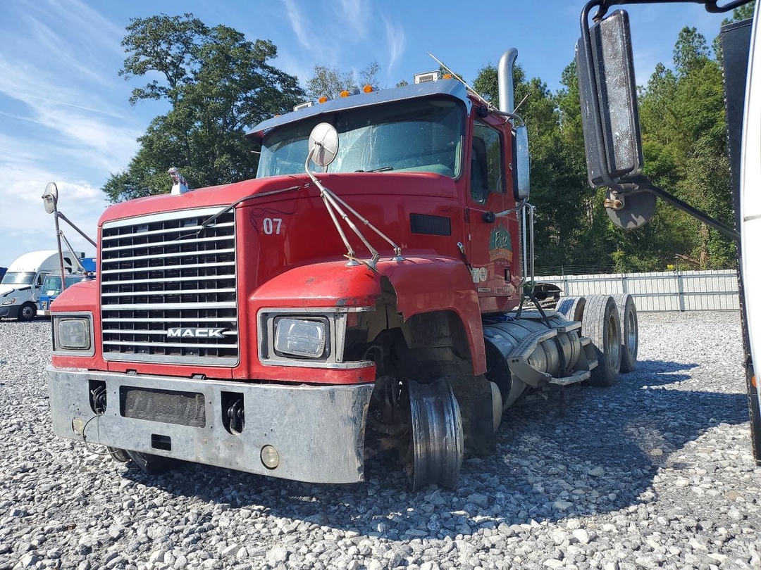 Vue de 2019 MACK PINNACLE, angle 1