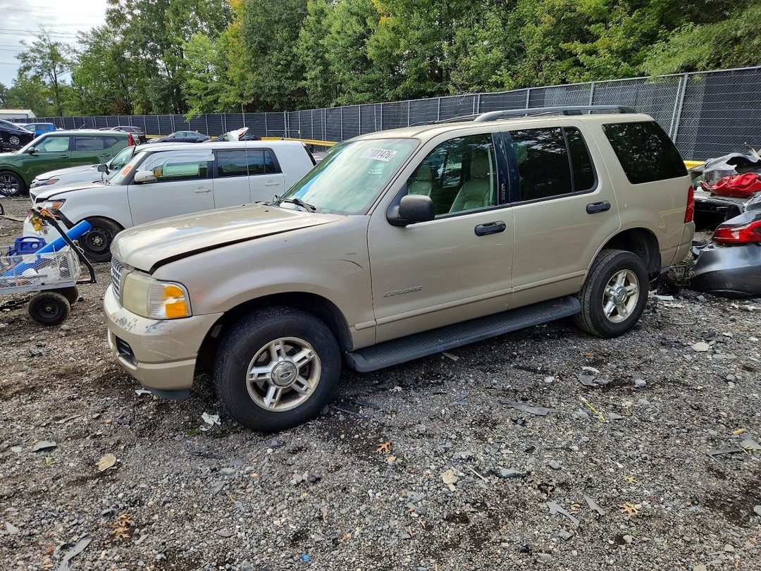 Vue de 2004 FORD EXPLORER XLT, angle 1