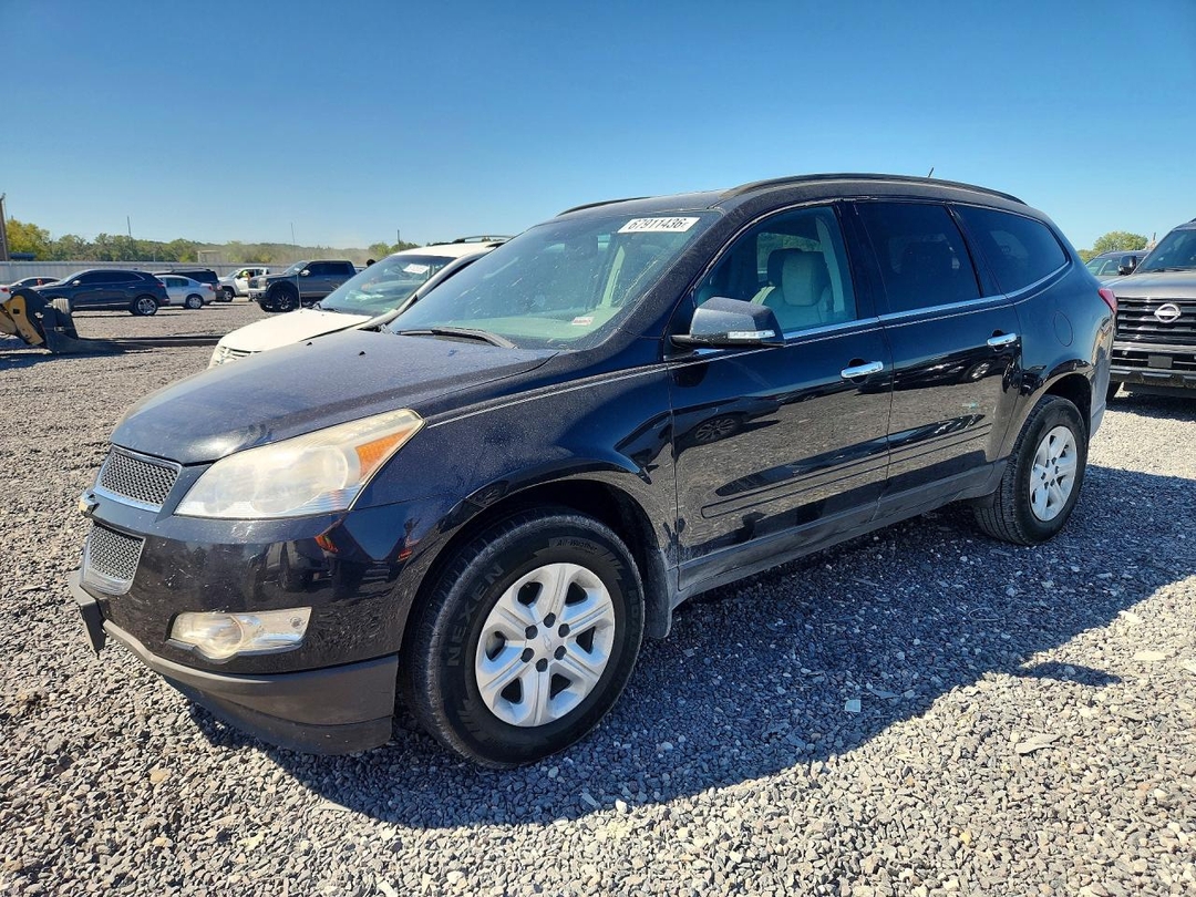 Вид 2011 CHEVROLET TRAVERSE LT, угол 1