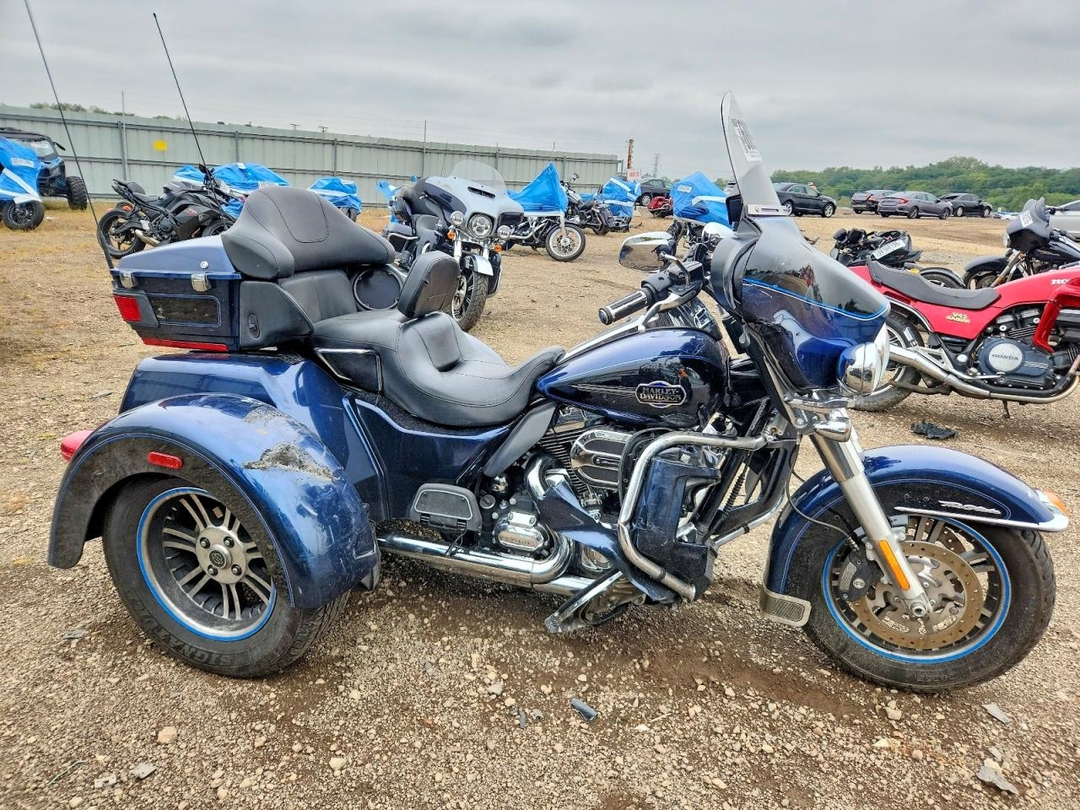 منظر 2013 HARLEY-DAVIDSON FLHTCUTG TRI GLIDE ULTRA CLASSIC، زاوية 1