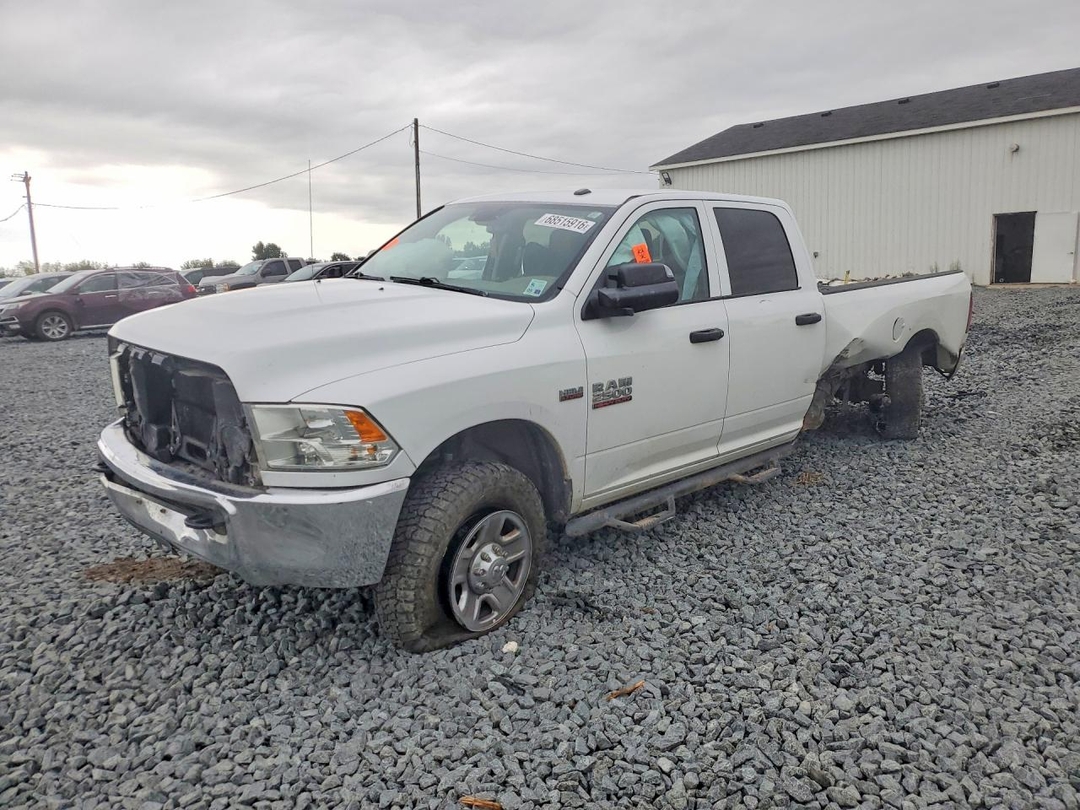 Vue de 2015 RAM 2500 ST, angle 1