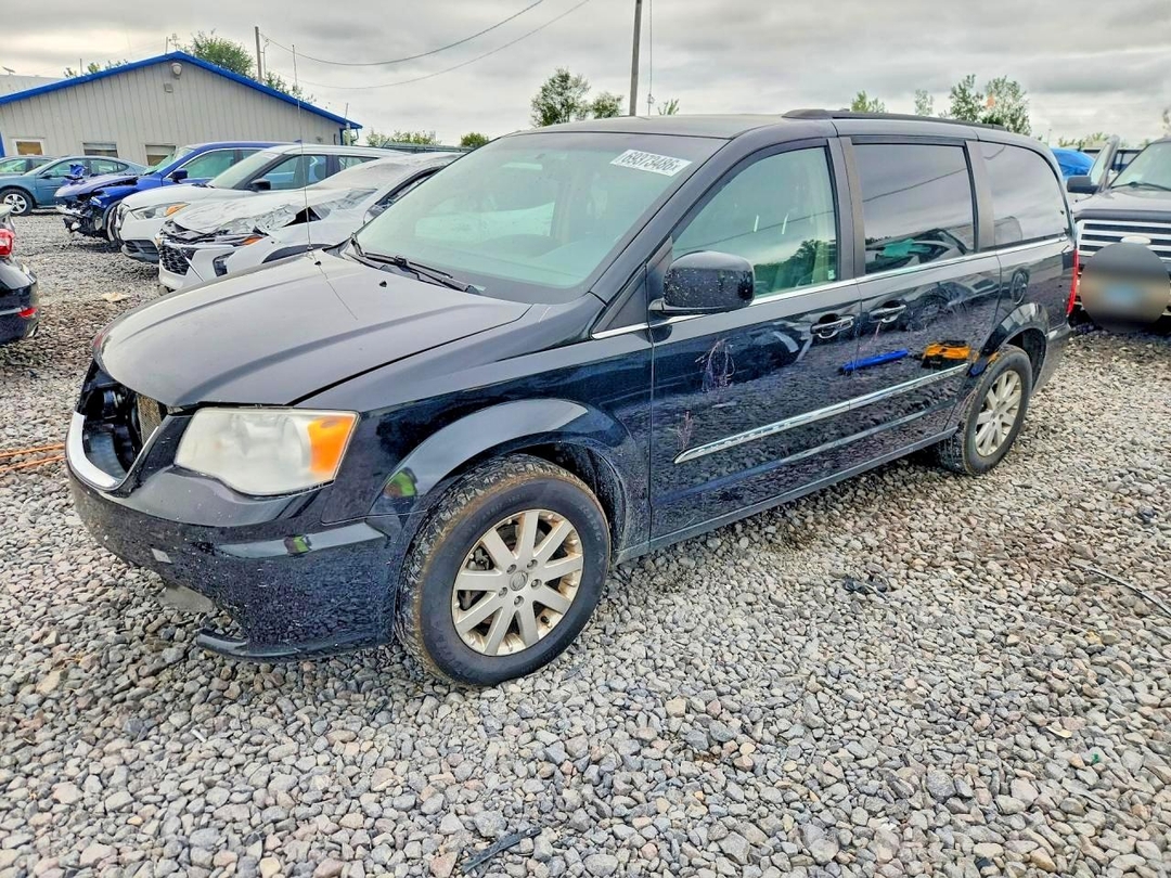 منظر 2015 CHRYSLER TOWN &amp; COUNTRY TOURING، زاوية 1
