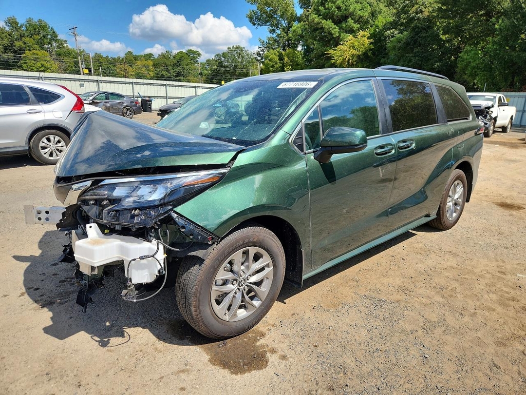Vista de 2026 TOYOTA SIENNA LE, ángulo 1