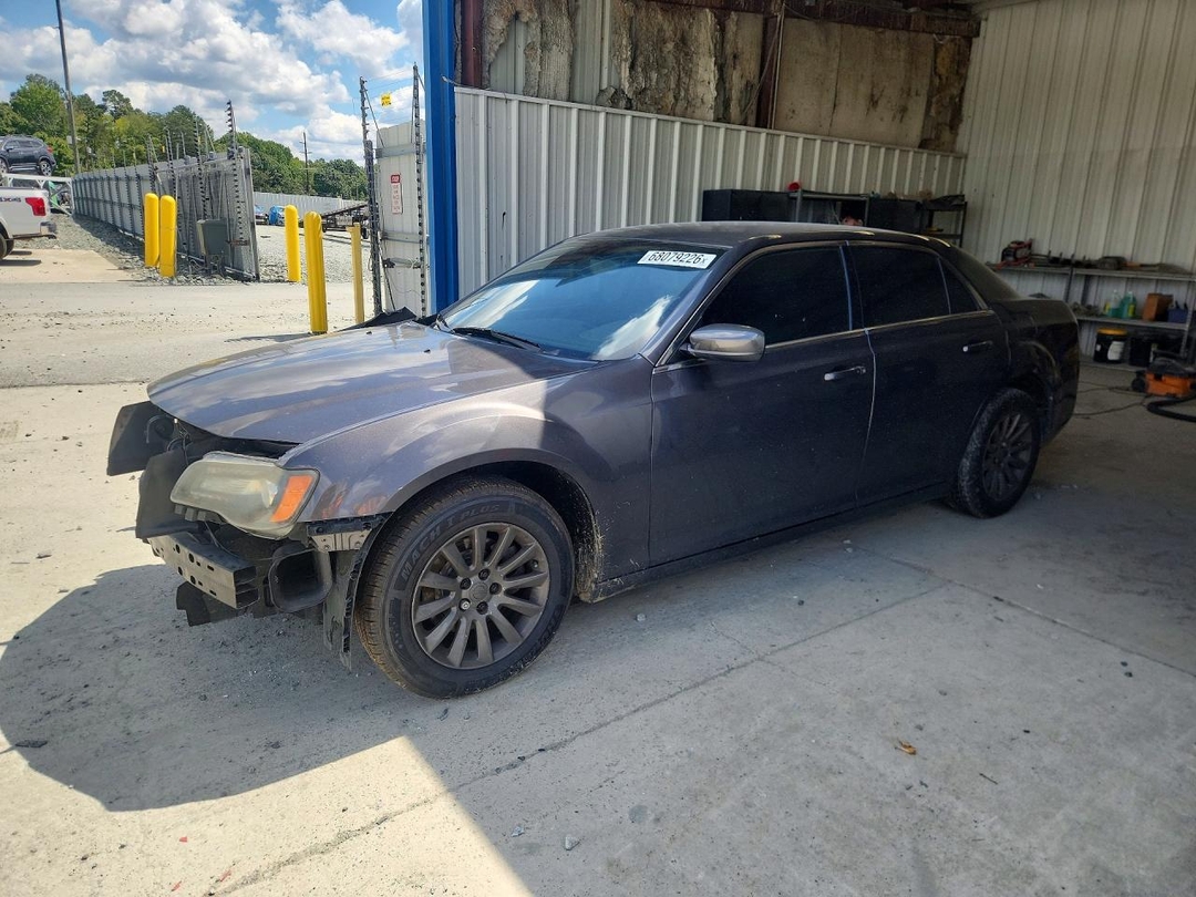 Вид 2013 CHRYSLER 300, угол 1