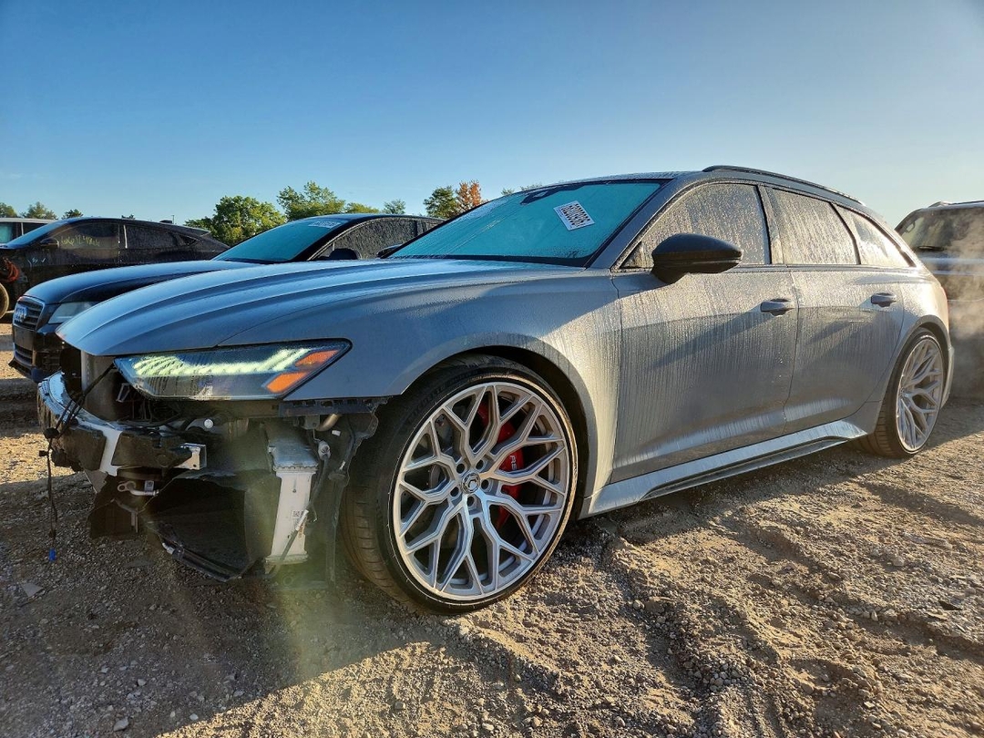 Vista de 2023 AUDI RS6, ángulo 1