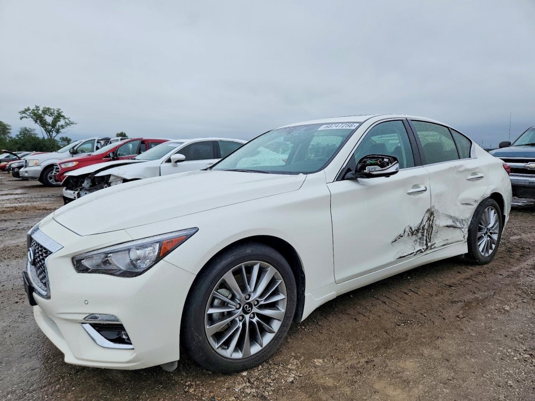 Vue de 2023 INFINITI Q50 LUXE, angle 1