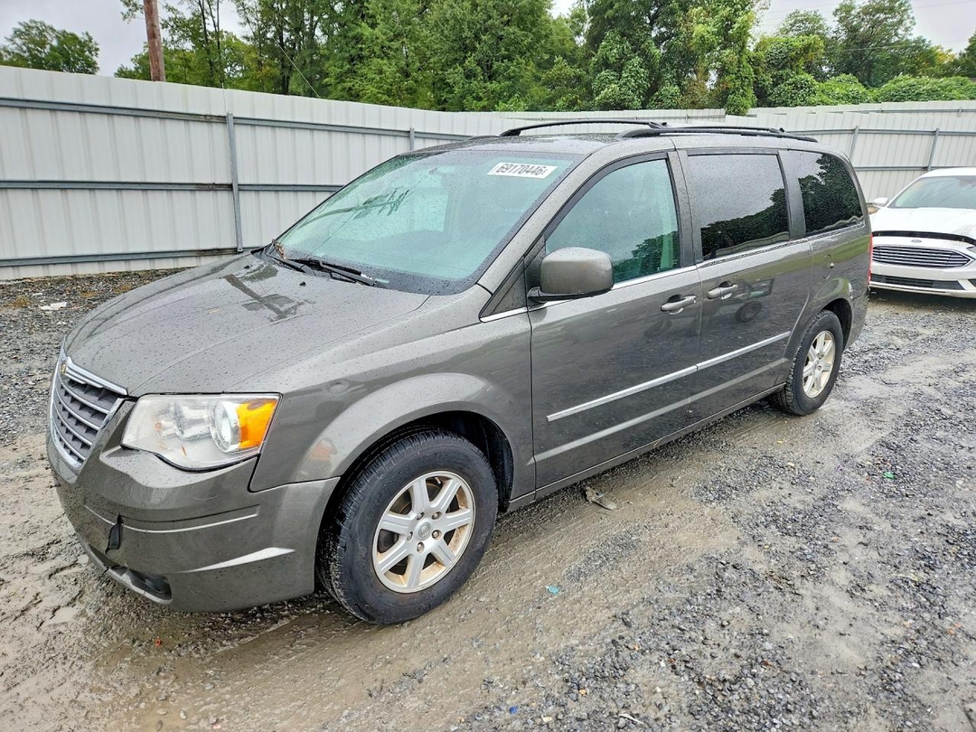 Vista de 2010 CHRYSLER TOWN &amp; COUNTRY TOURING PLUS, ángulo 1