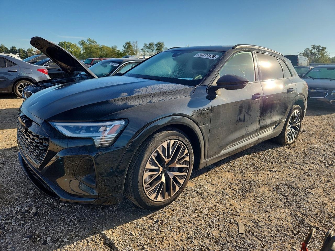 Vue de 2024 AUDI Q8 E-TRON PRESTIGE, angle 1