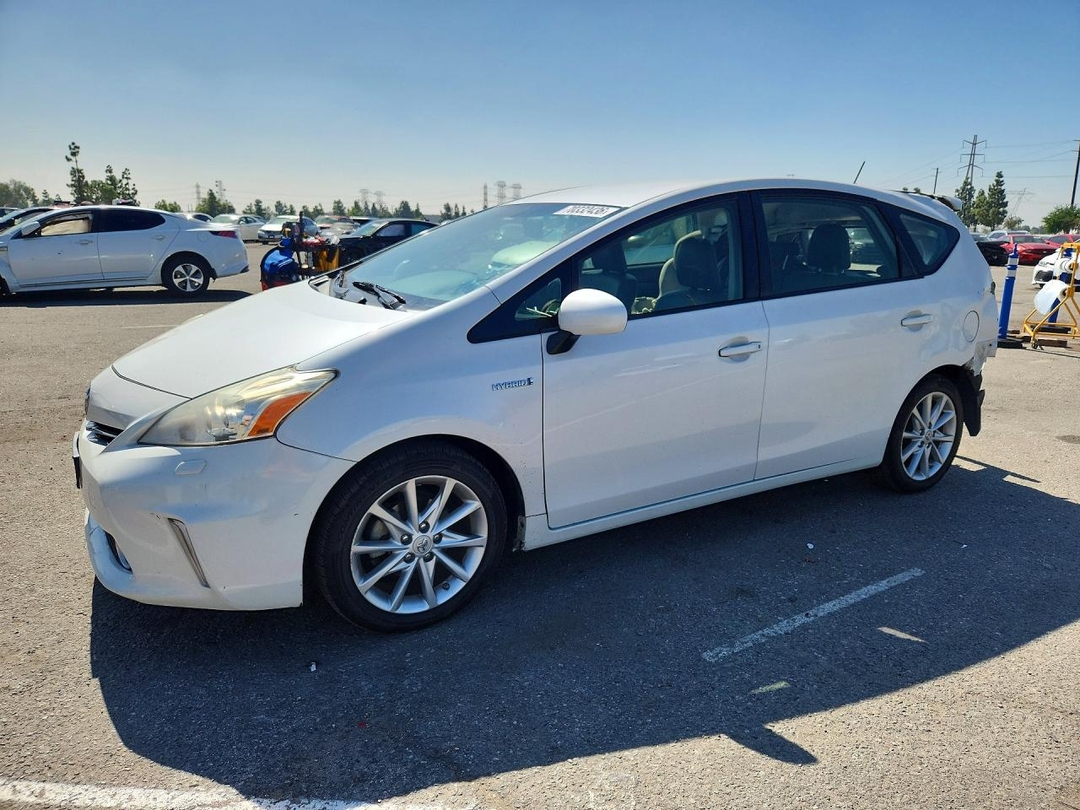Vue de 2014 TOYOTA PRIUS V FIVE, angle 1