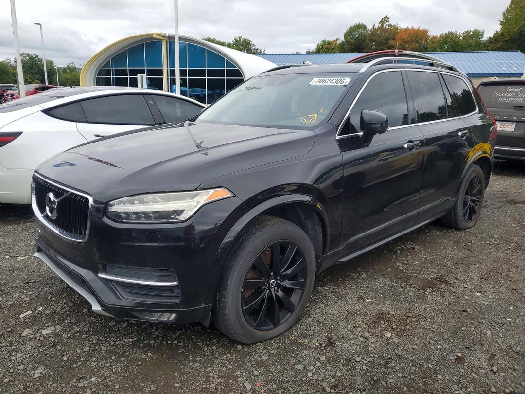 Vue de 2016 VOLVO XC90 T6, angle 1