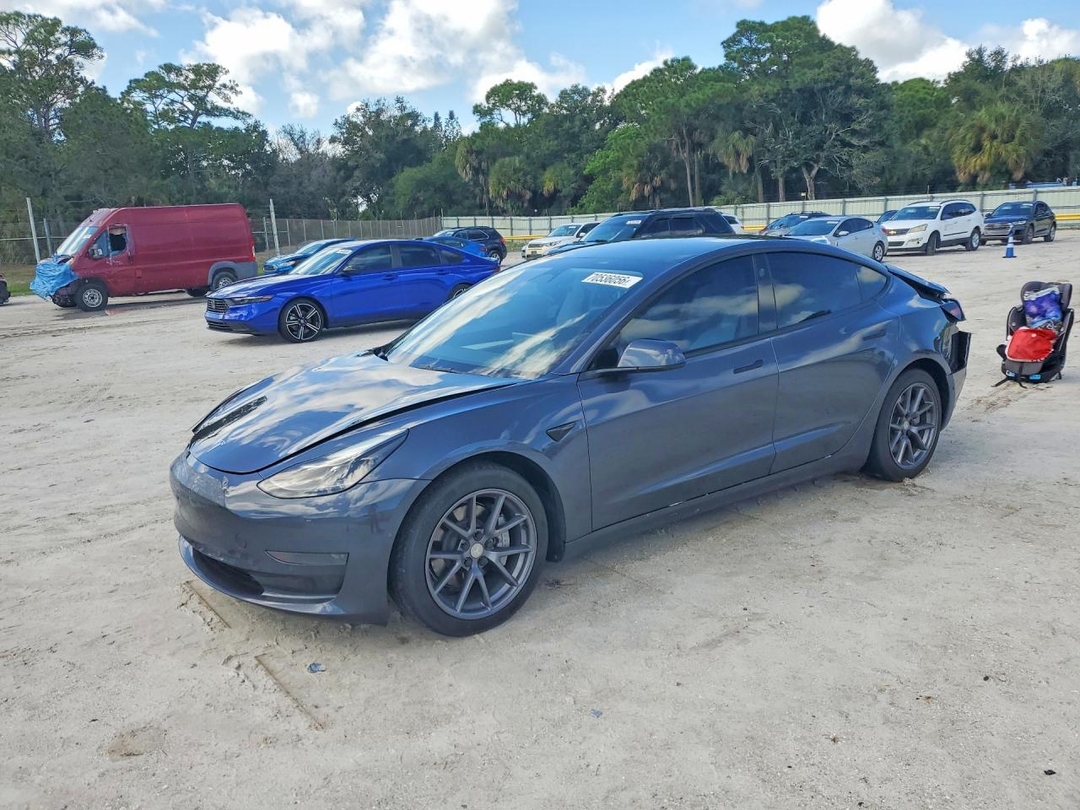 Vue de 2022 TESLA MODEL 3, angle 1
