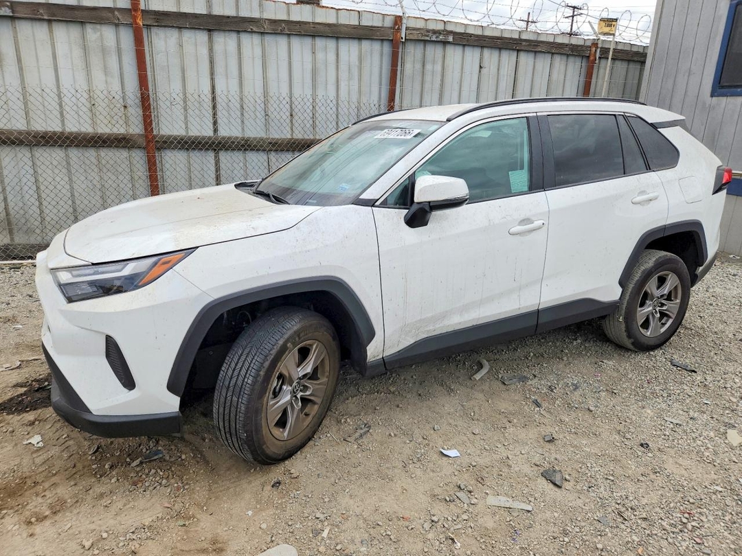 Vue de 2025 TOYOTA RAV4 XLE, angle 1