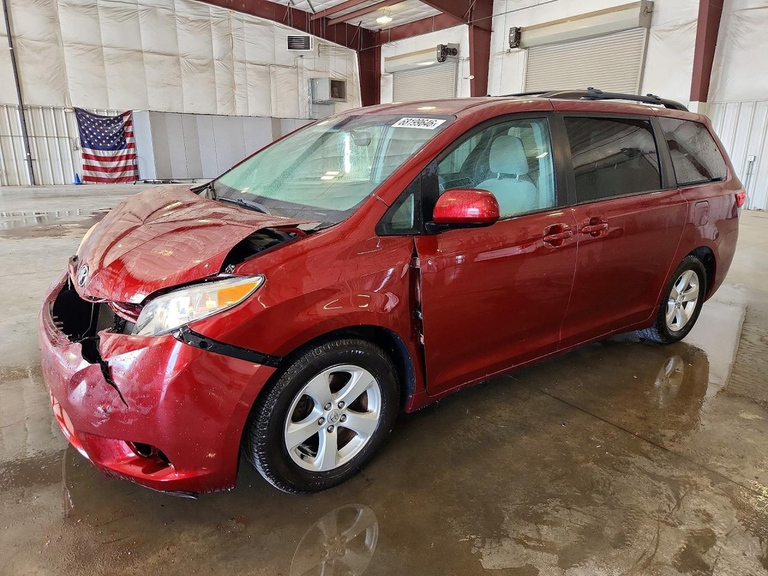 Vue de 2017 TOYOTA SIENNA LE, angle 1