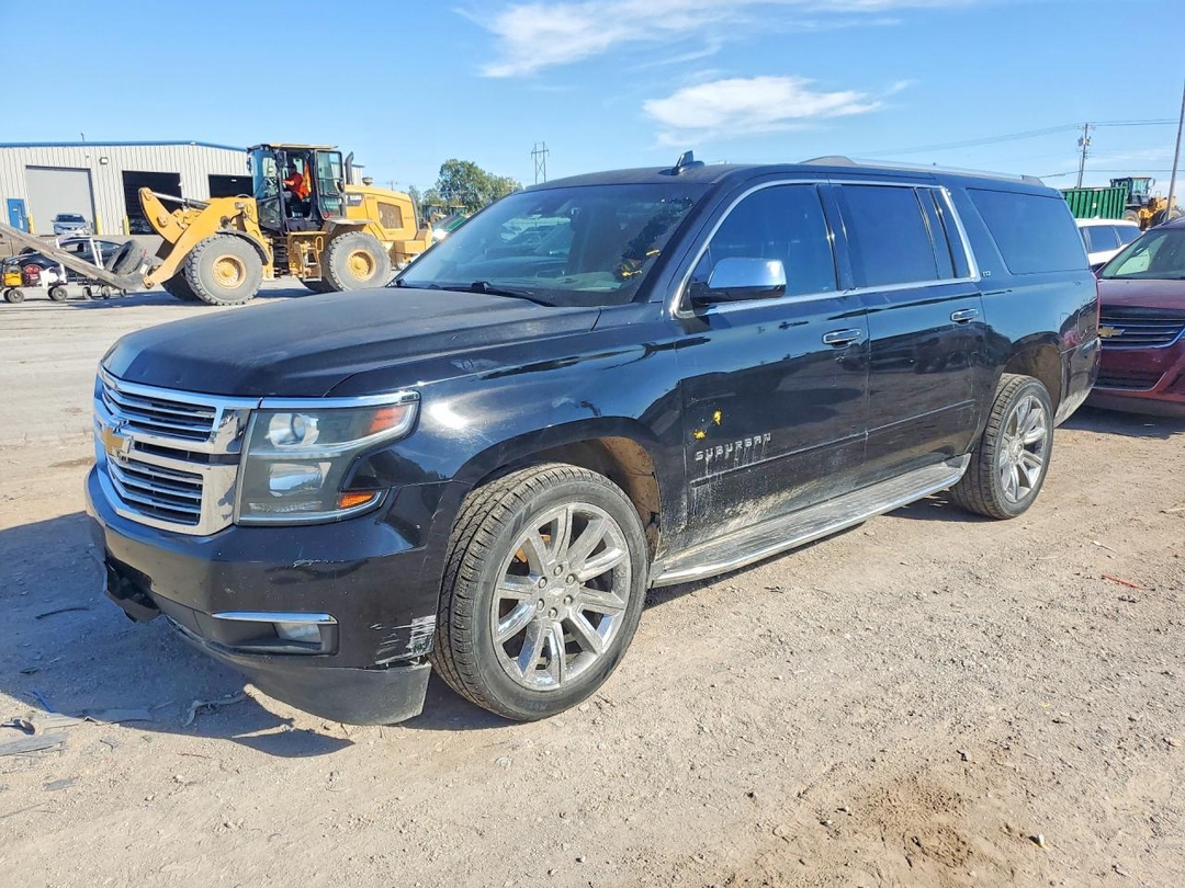 Vue de 2015 CHEVROLET SUBURBAN C1500 LTZ, angle 1