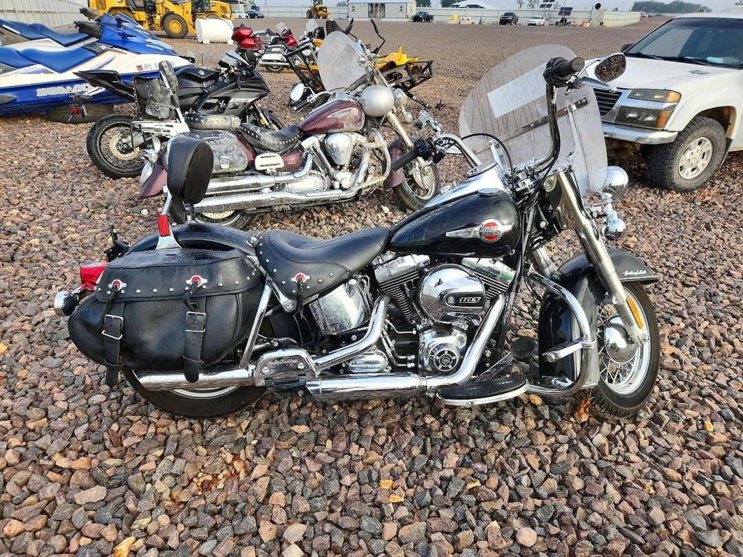 2016 HARLEY-DAVIDSON FLSTC HERITAGE SOFTAIL CLASSIC view, angle 1