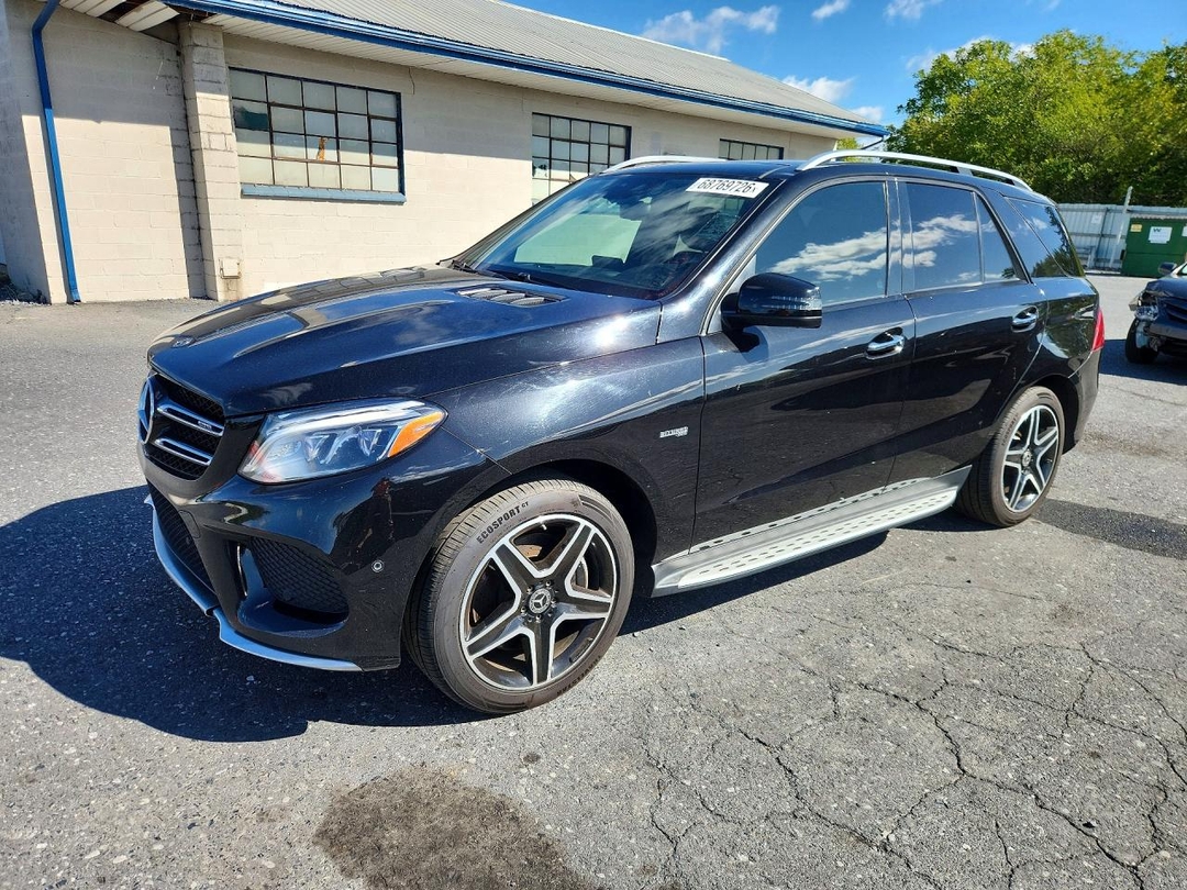 Vue de 2017 MERCEDES-BENZ GLE 43 AMG, angle 1