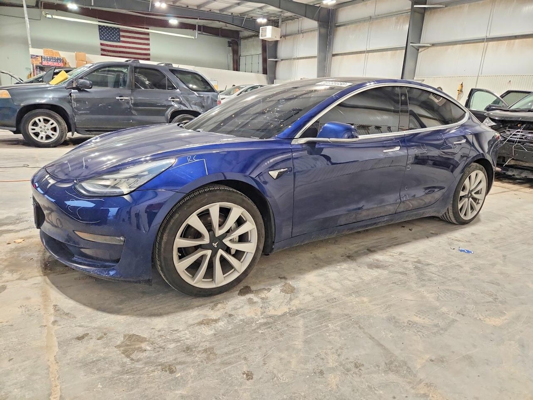 Vue de 2018 TESLA MODEL 3, angle 1