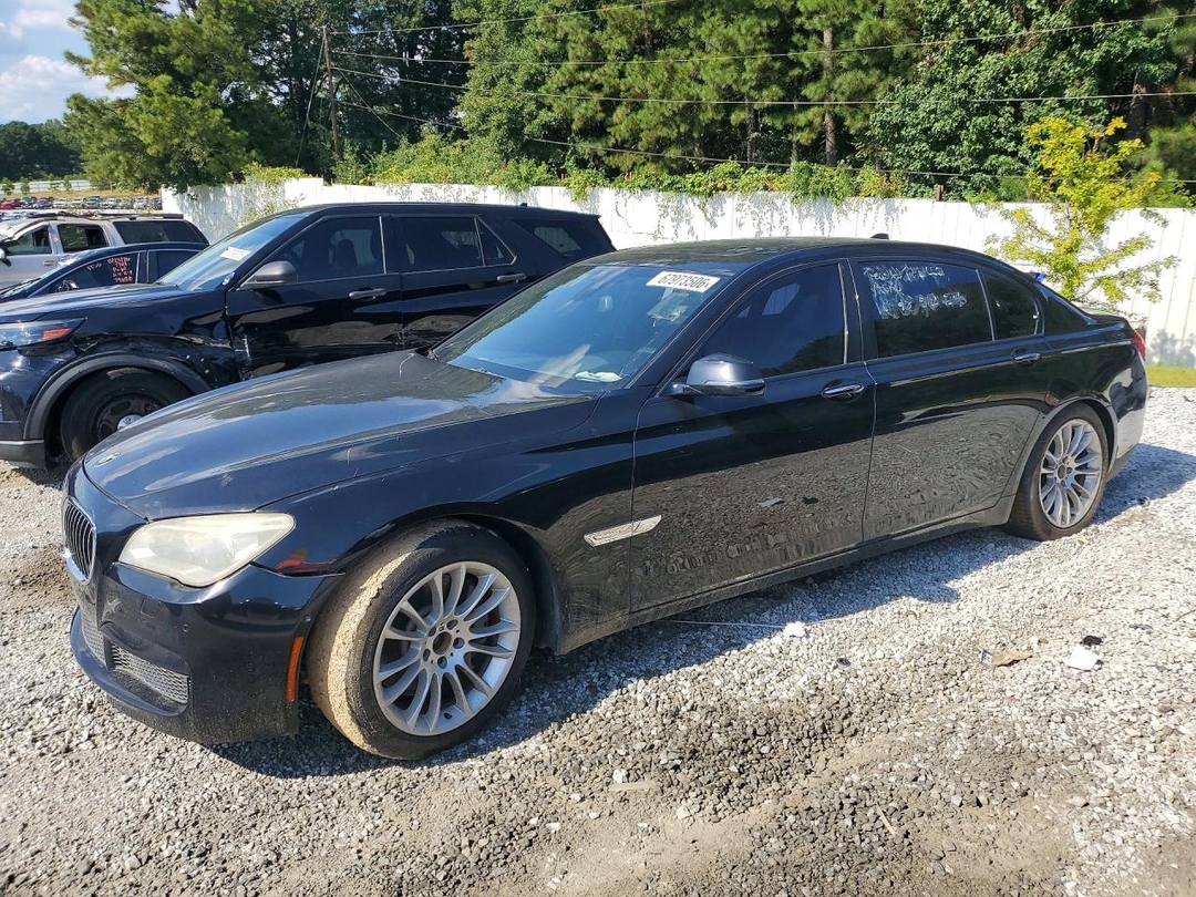 Вид 2014 BMW 750 LXI, угол 1
