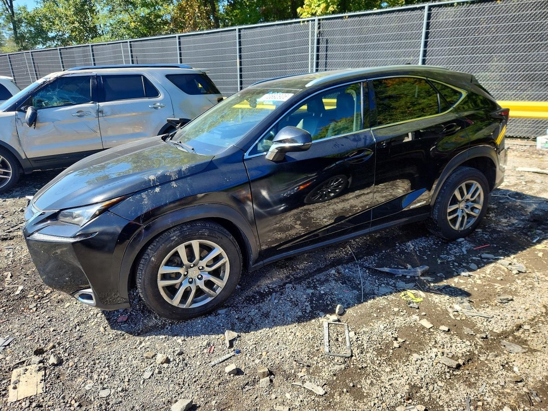 Vue de 2015 LEXUS NX 300H, angle 1
