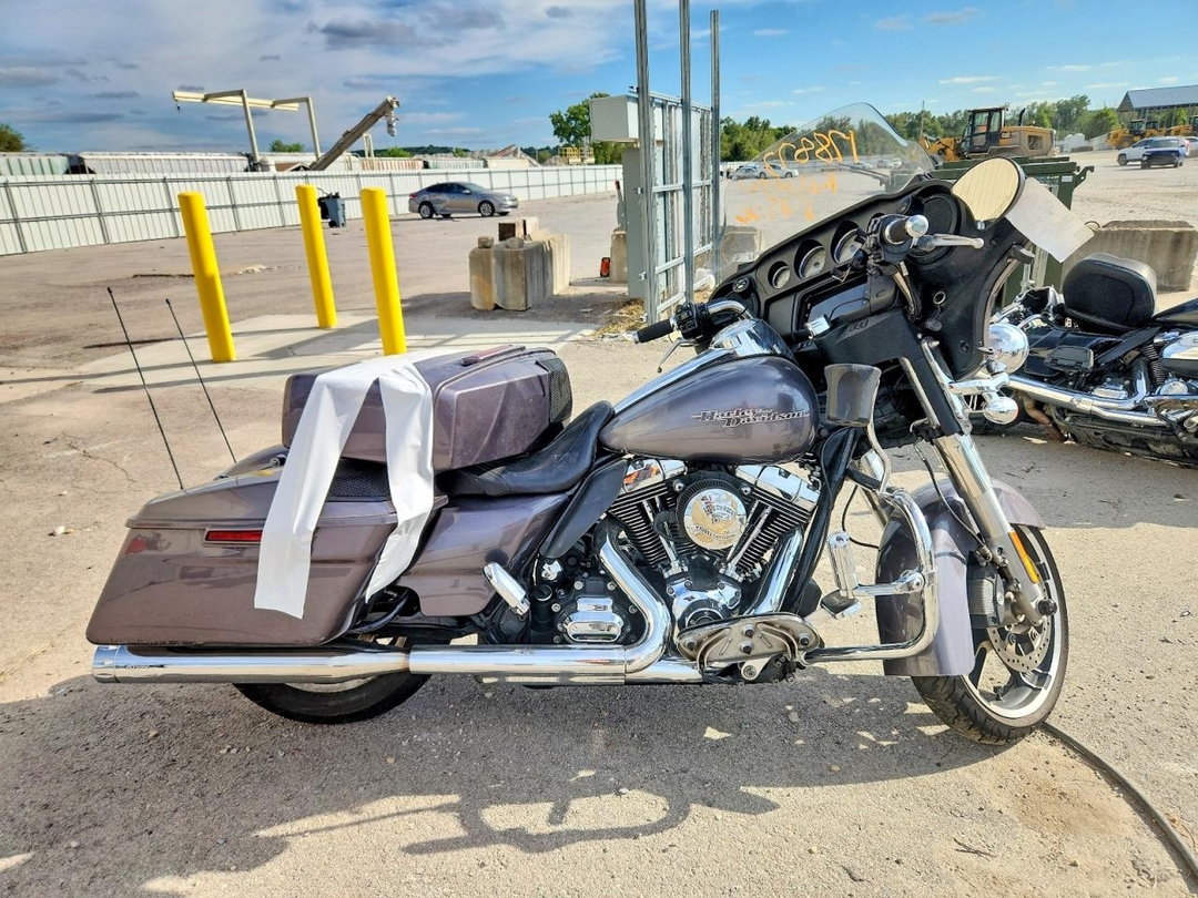 Вид 2014 HARLEY-DAVIDSON FLHX STREET GLIDE, угол 1