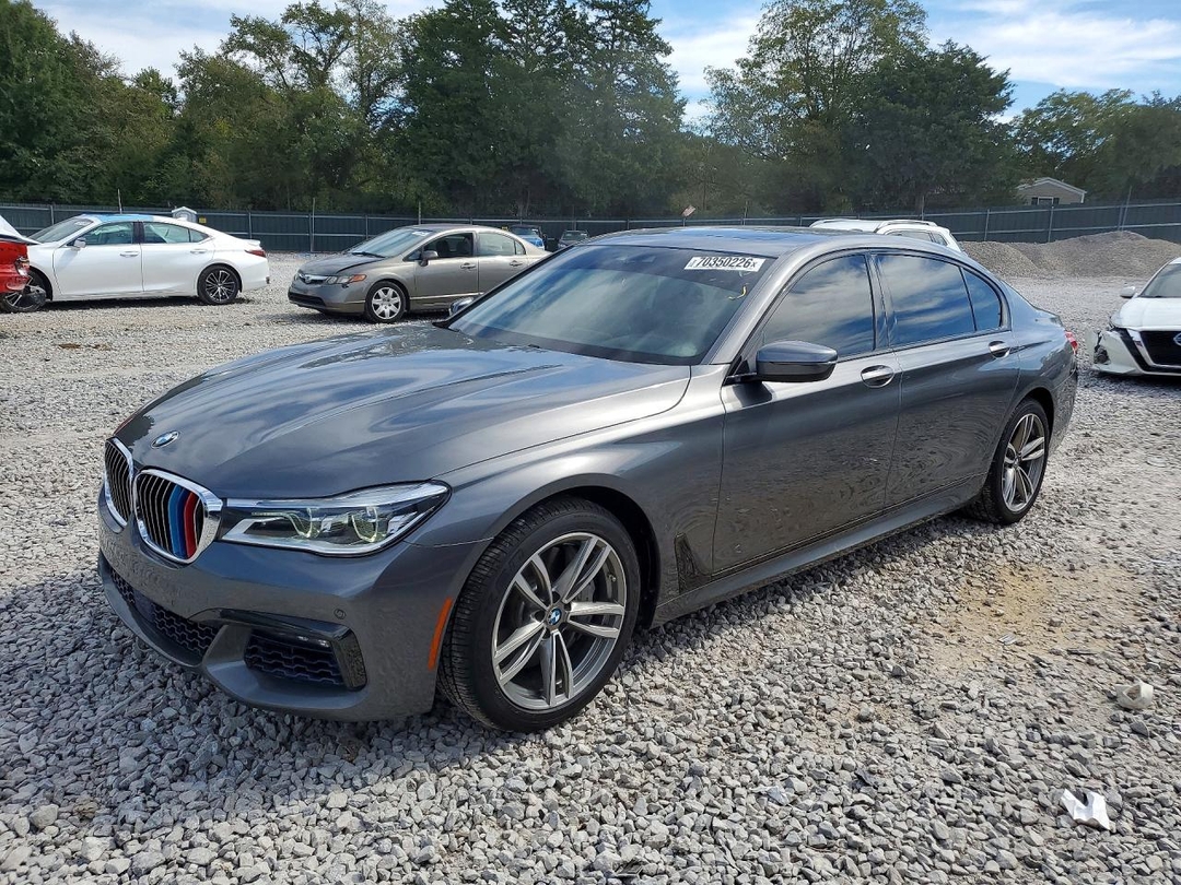 Вид 2018 BMW 750 I, угол 1
