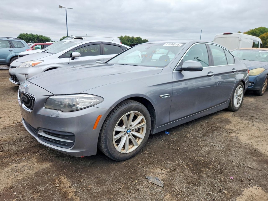 Vue de 2014 BMW 528 XI, angle 1