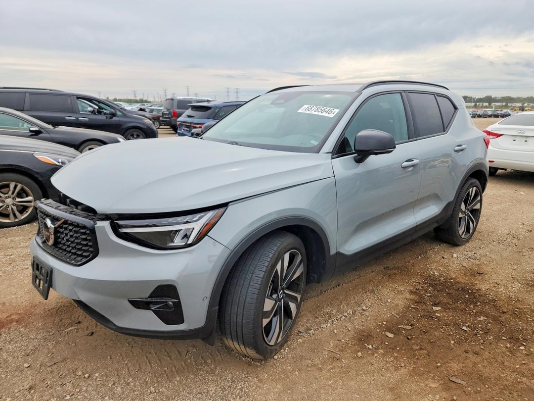 Vue de 2024 VOLVO XC40 PLUS, angle 1