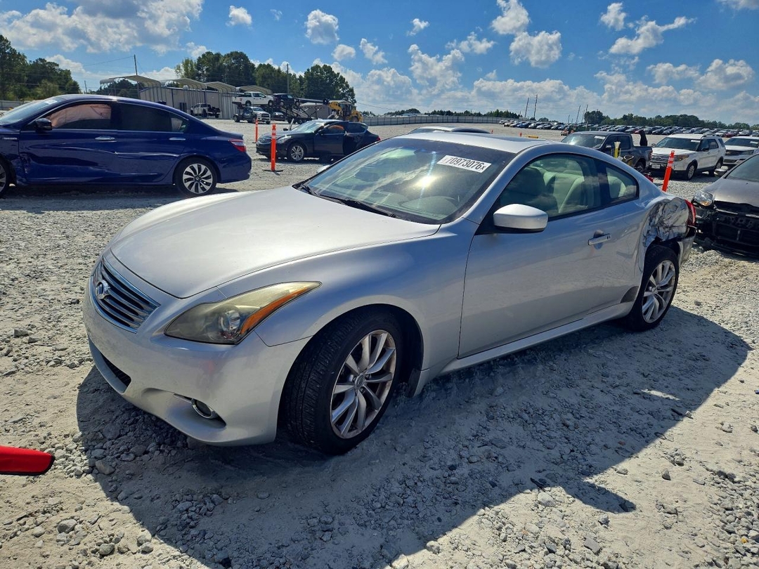 Vista de 2011 INFINITI G37, ángulo 1