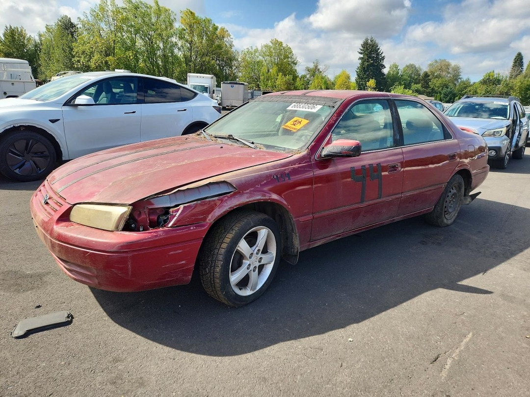 Vedere 1998 TOYOTA CAMRY LE, unghi 1